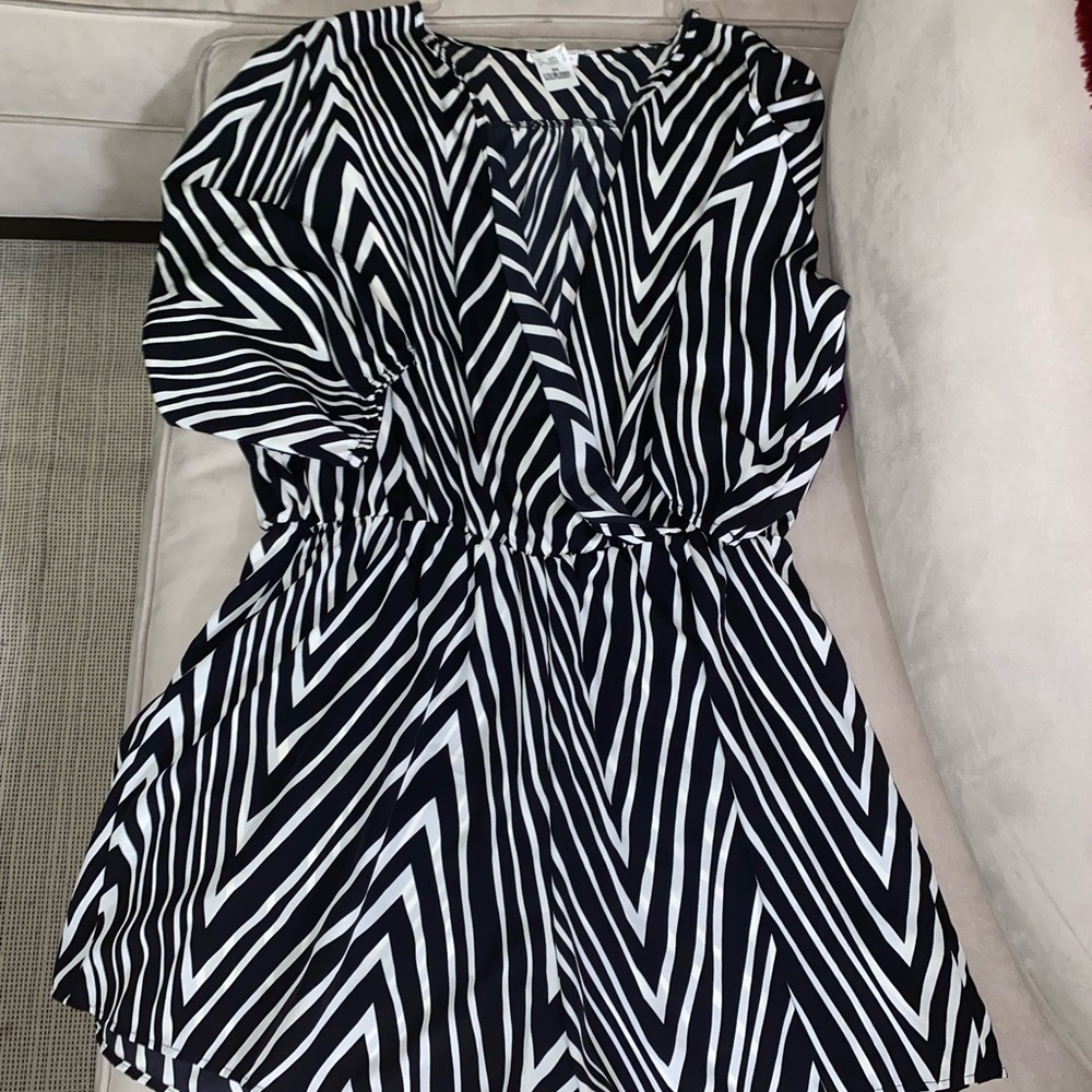 Ladies Plus Black & White 3/4 sleeve, plunging neckline shirts romper; Sz: 3x